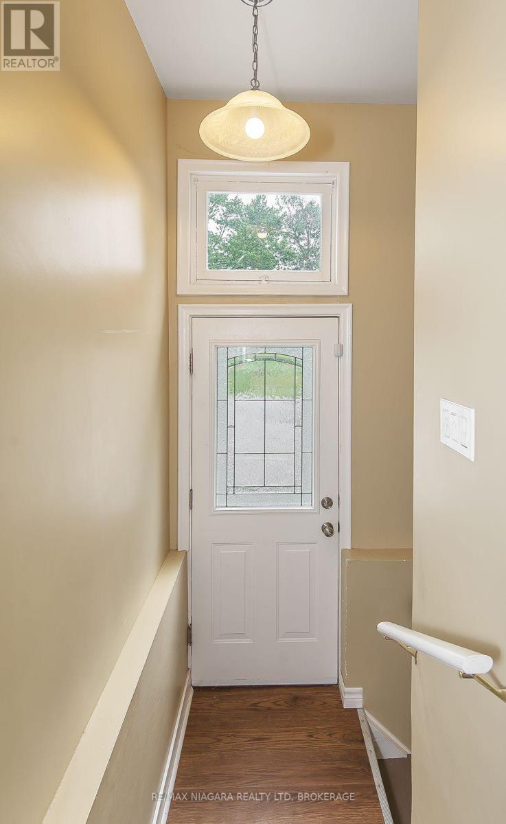 170 HELLEMS AVENUE E - 6