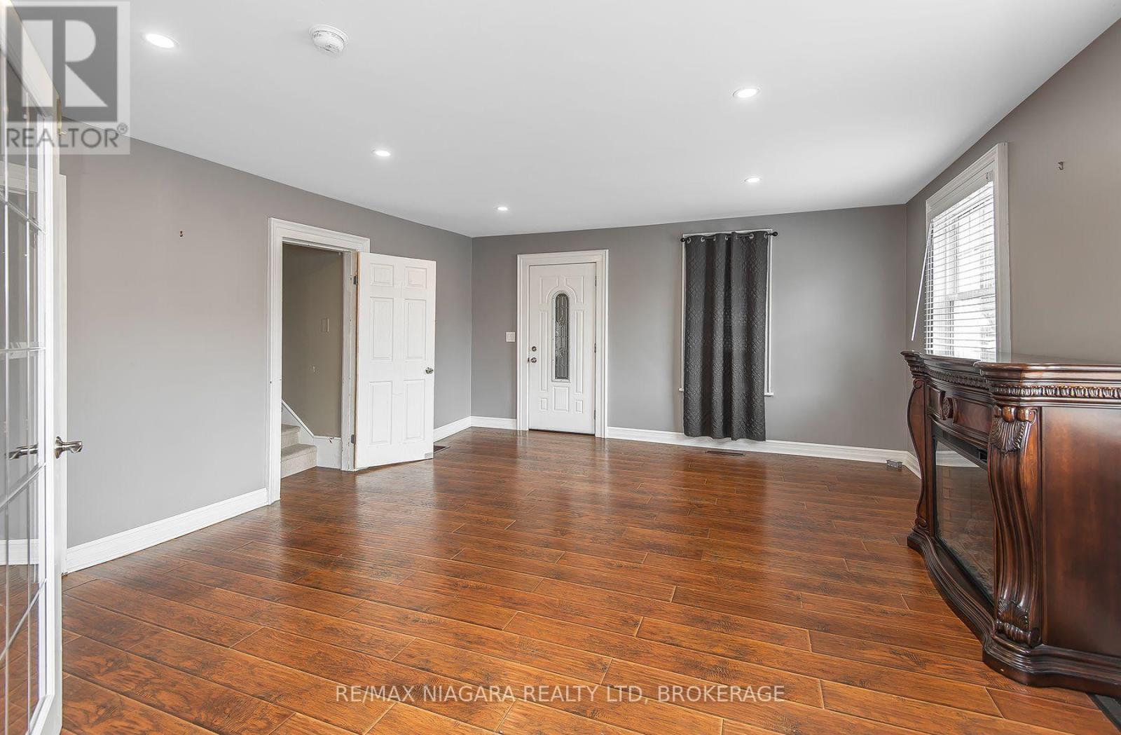 170 HELLEMS AVENUE E - 7