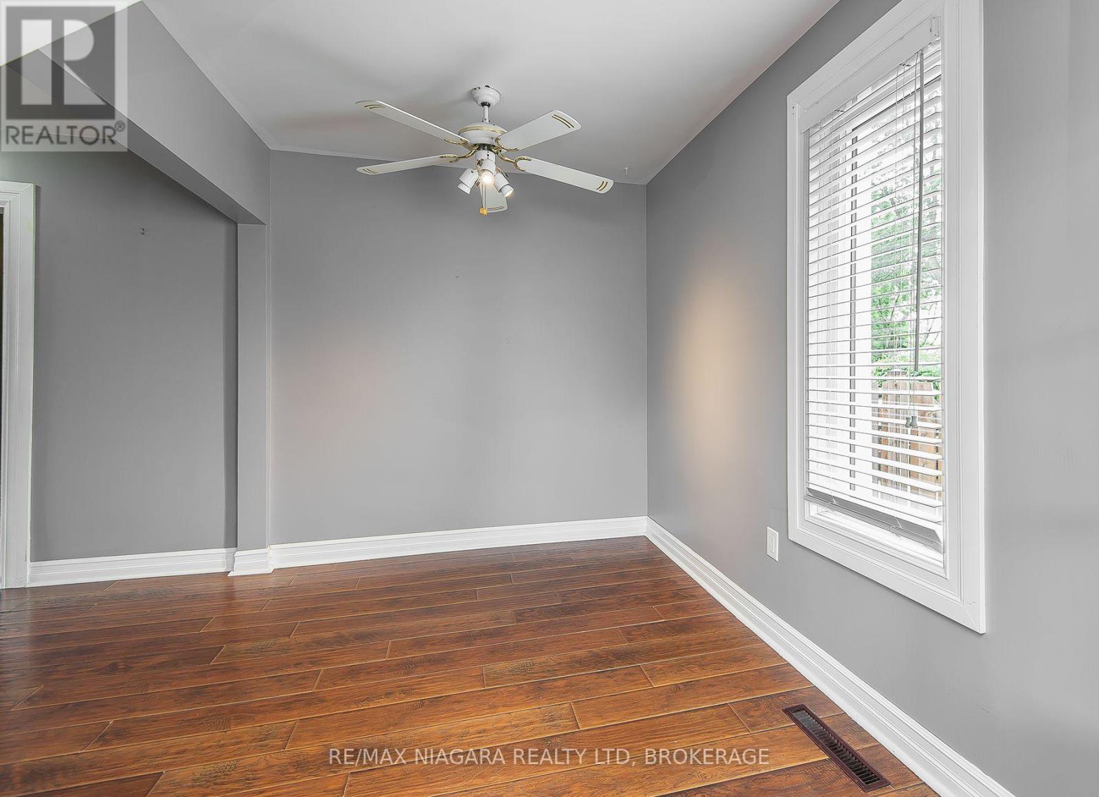 170 HELLEMS AVENUE E - 9