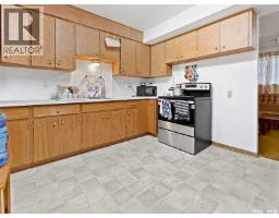 Living room - 355 3rd Avenue Se, Swift Current, SK S9H3K6 Photo 9