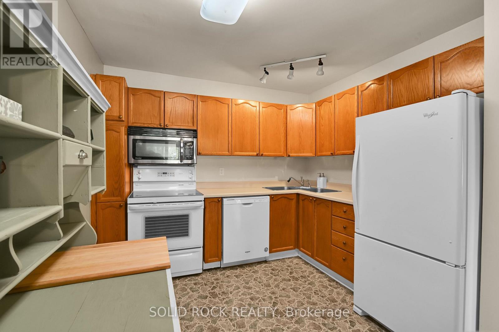 3 Bed, 3 Bath House for Sale in Ottawa – 74 PICKWICK DRIVE, Ottawa – MLS# X13546462 - Image 16