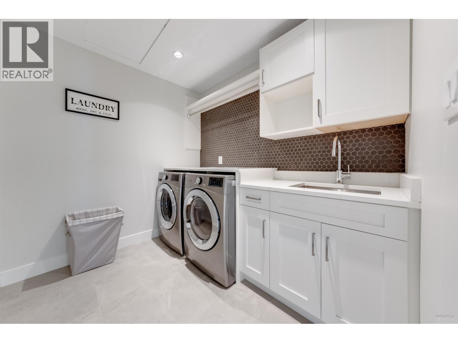 6 Bed, 4 Bath House for Sale in Burnaby – 8008 13TH AVENUE, Burnaby – MLS# R3144802 - Image 16