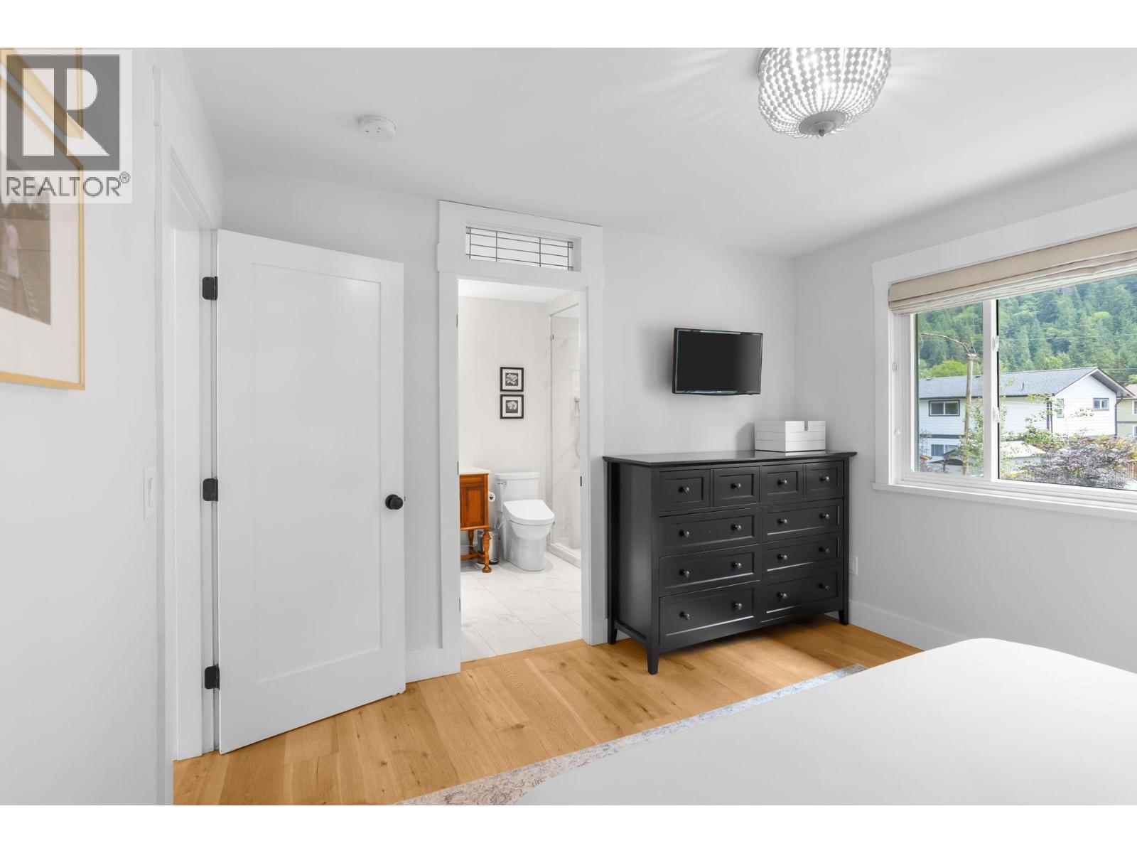 38290 CHESTNUT AVENUE, Squamish