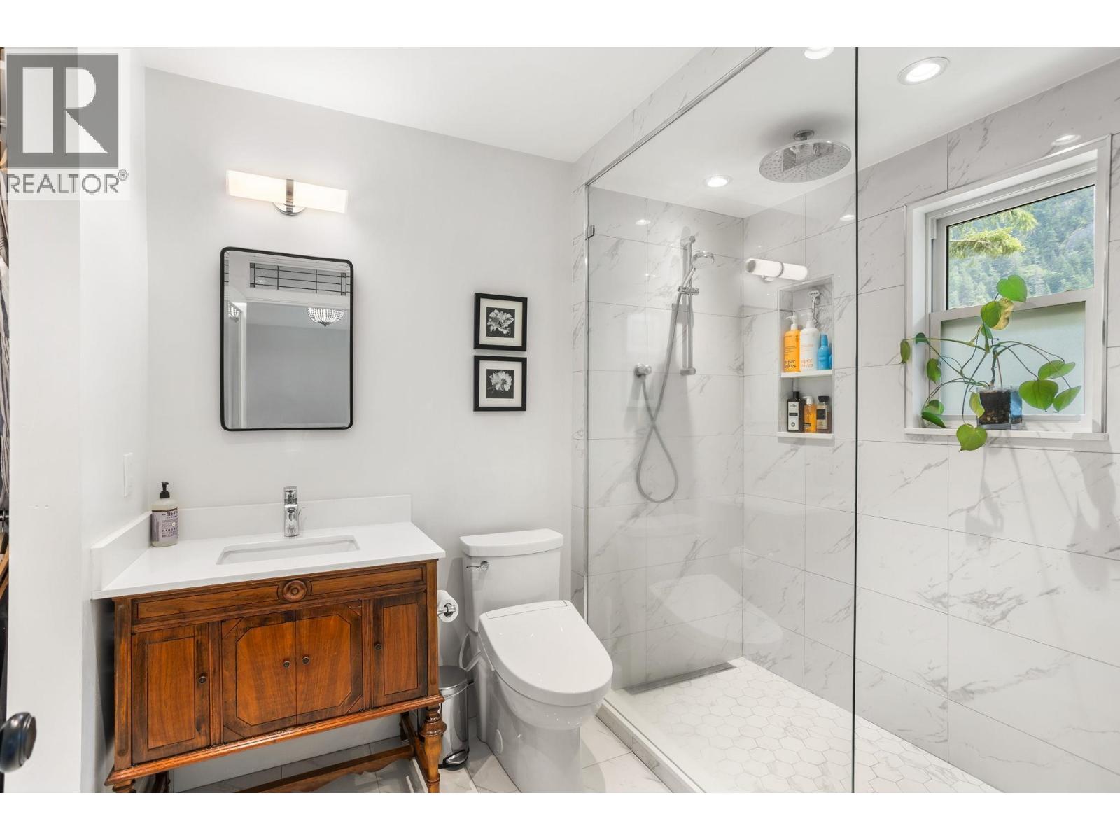 38290 CHESTNUT AVENUE, Squamish