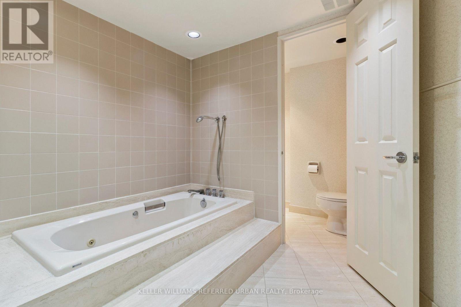 #2103 85 SKYMARK DRIVE - Image 34