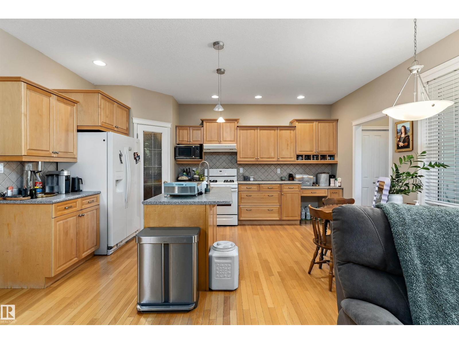 10506 82 St NW photo 4 — MLS® E4498039