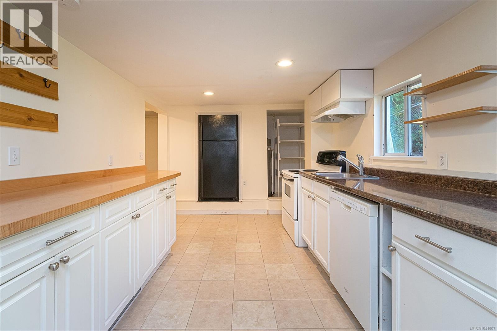 881 Leslie Dr, Saanich