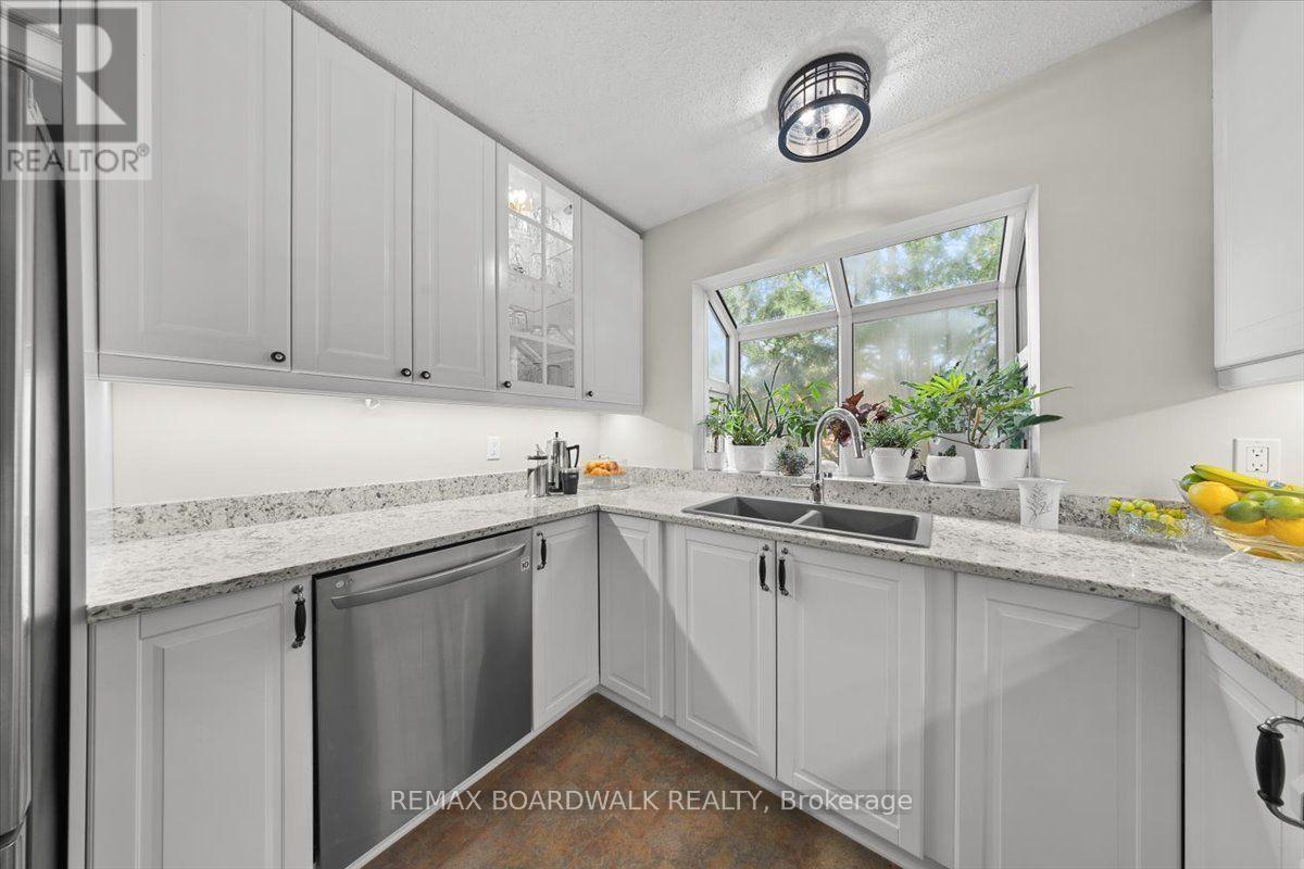 15 SELWYN CRESCENT - 15