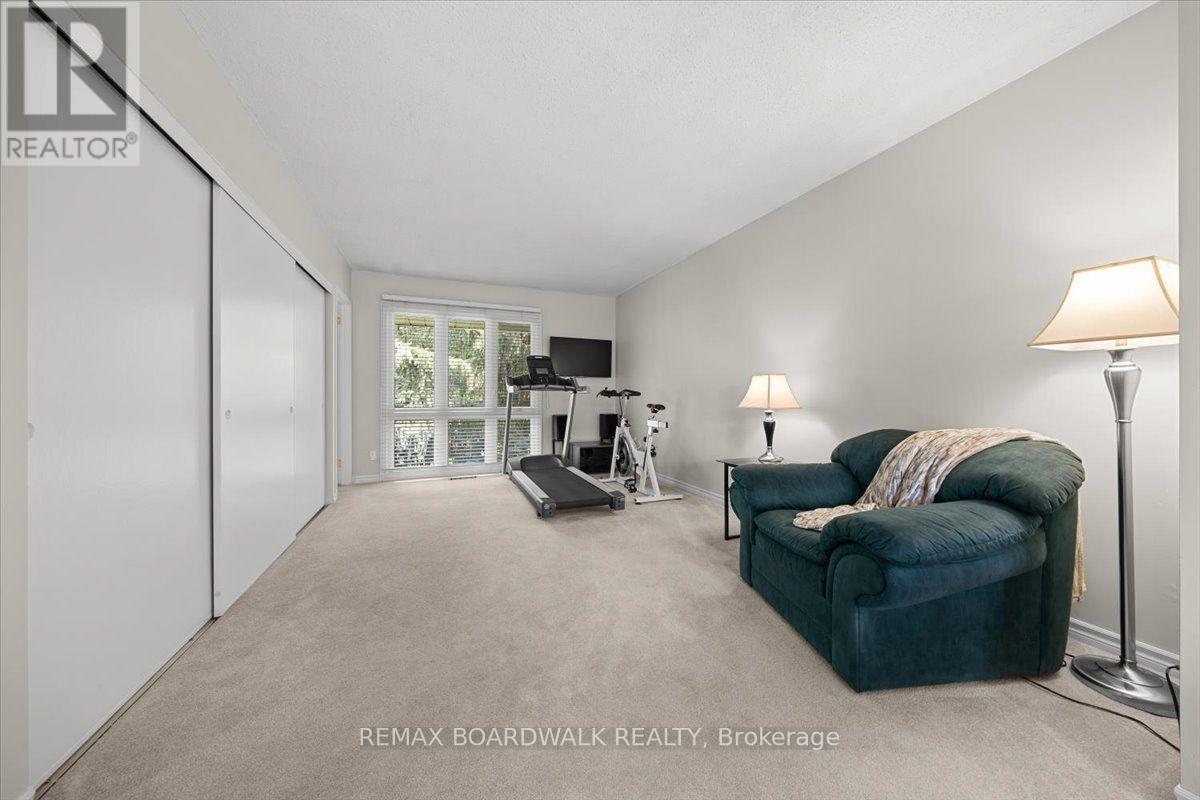 15 SELWYN CRESCENT - 32