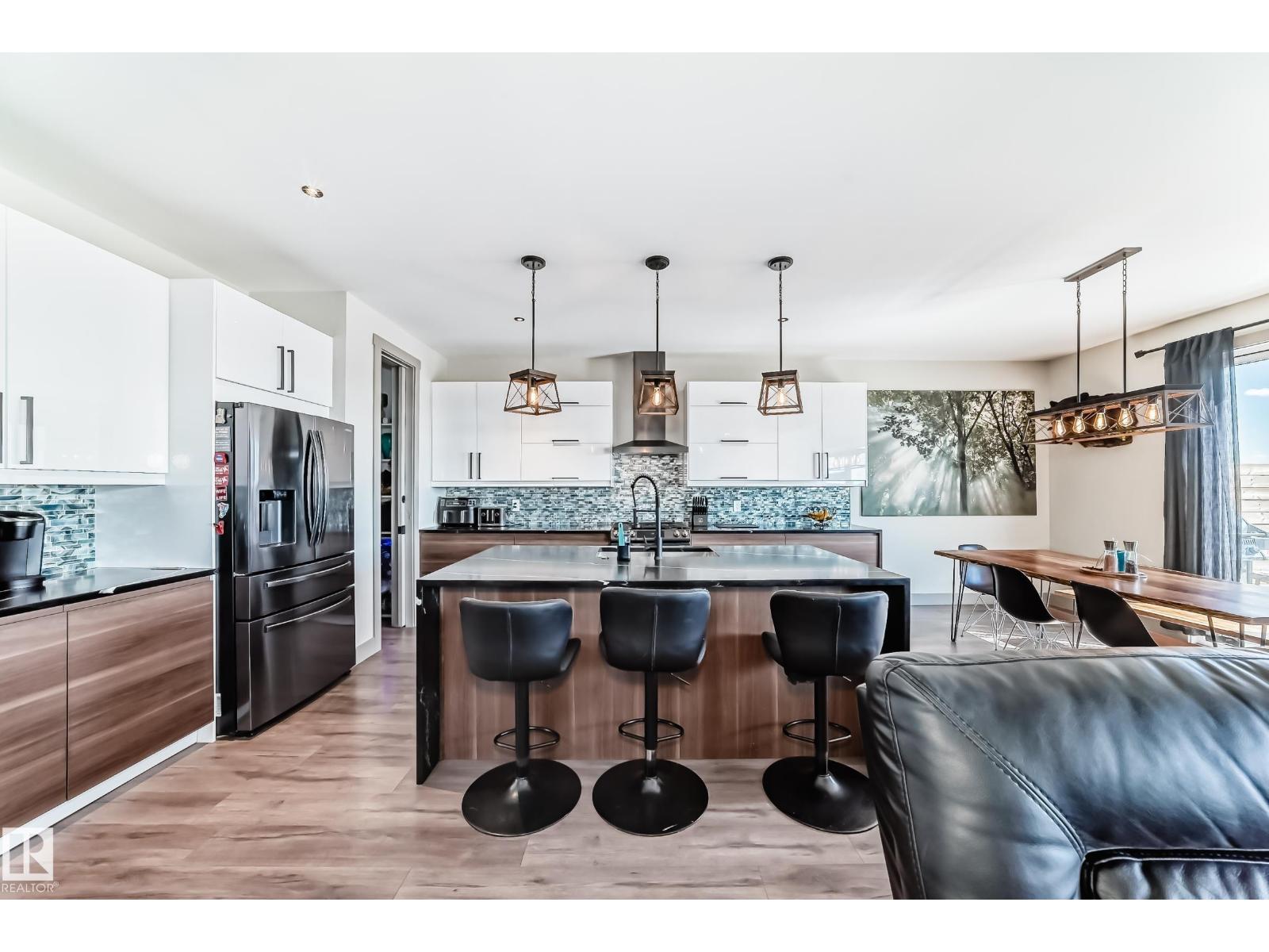 5263 47 Ave - 12