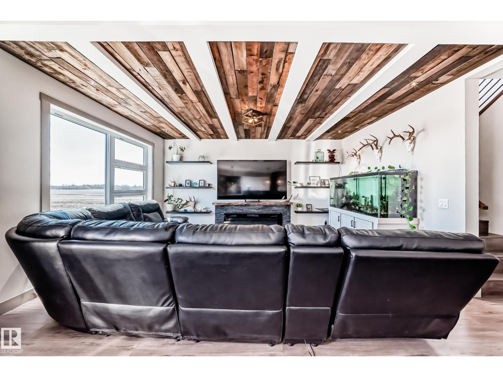 5263 47 Ave - 19
