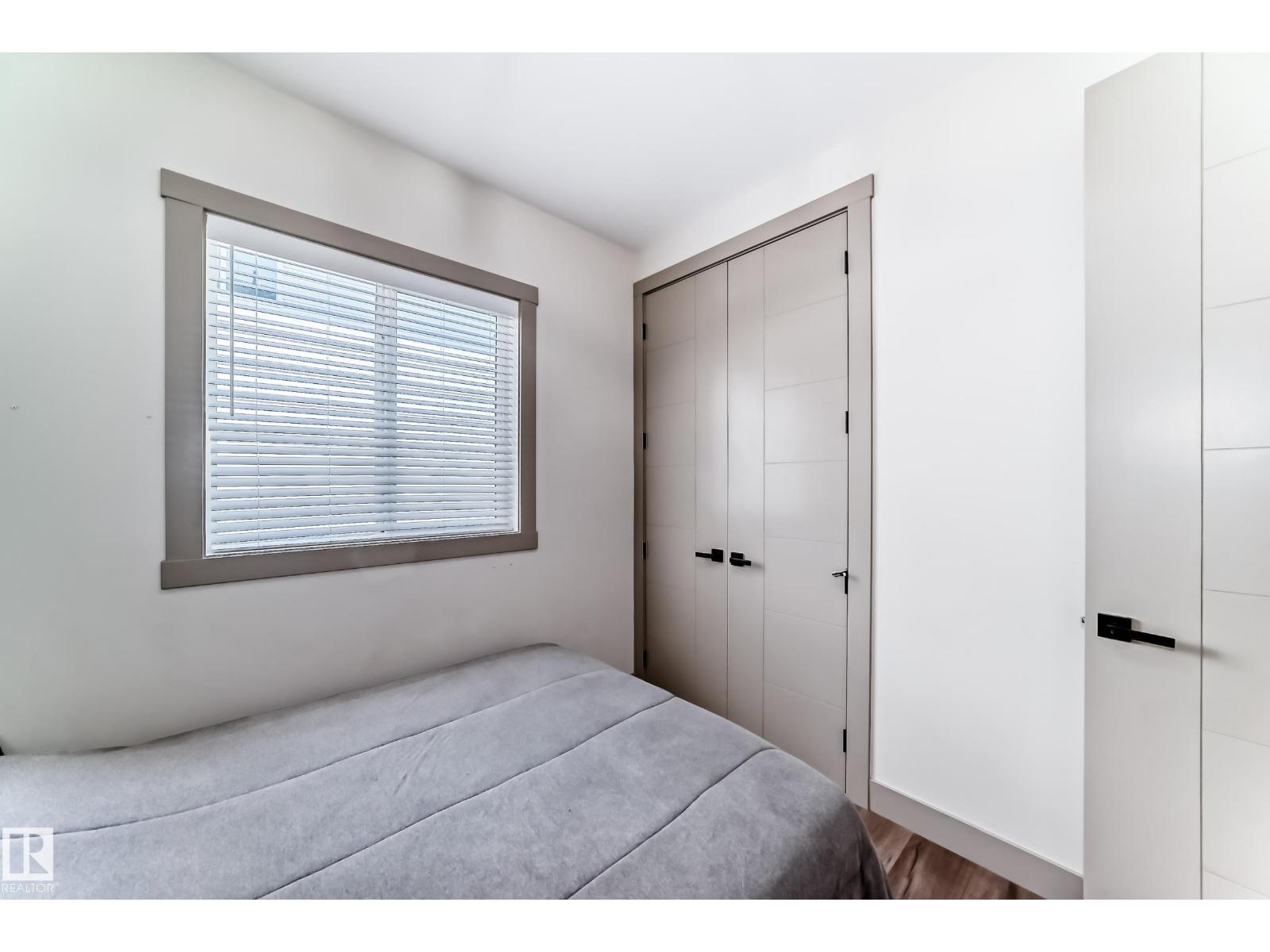 5263 47 Ave - 25