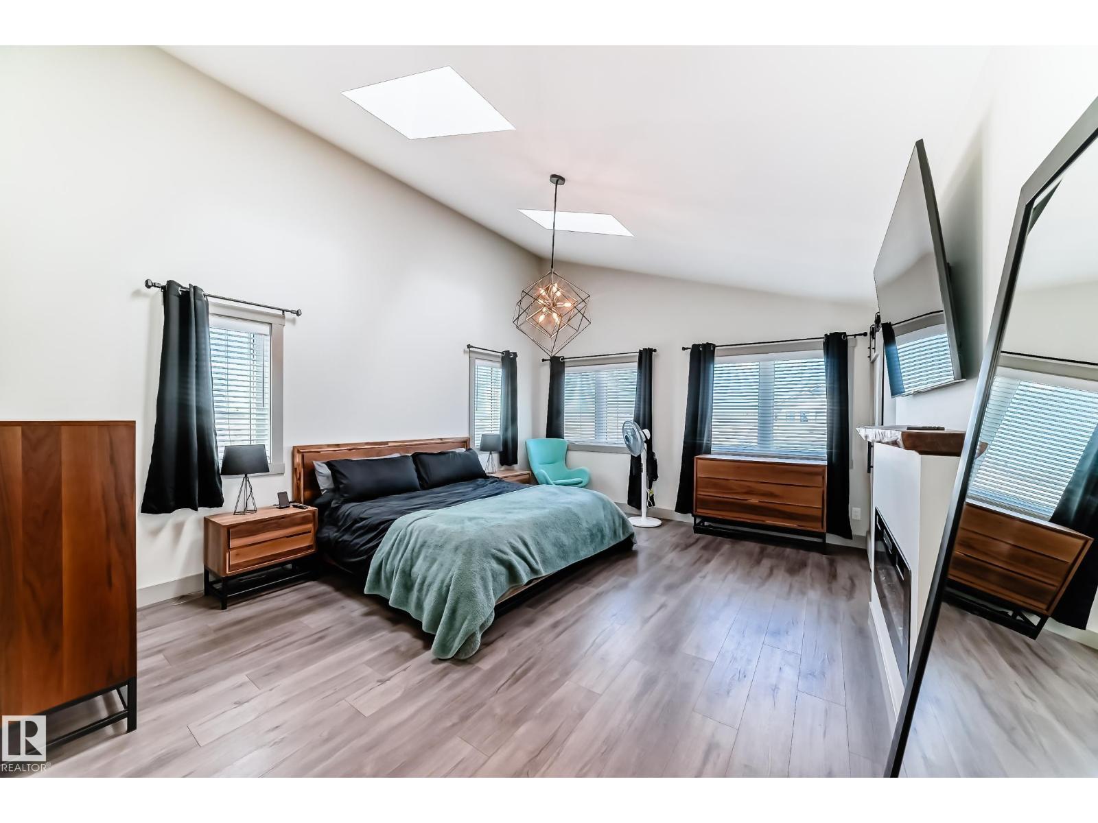 5263 47 Ave - 31