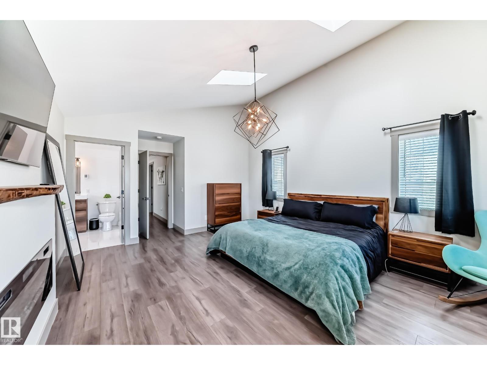 5263 47 Ave - 35