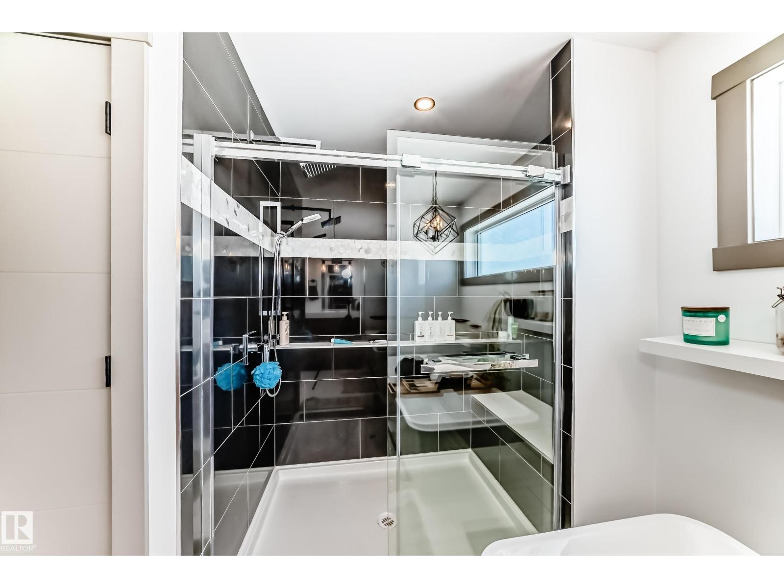 5263 47 Ave - 39