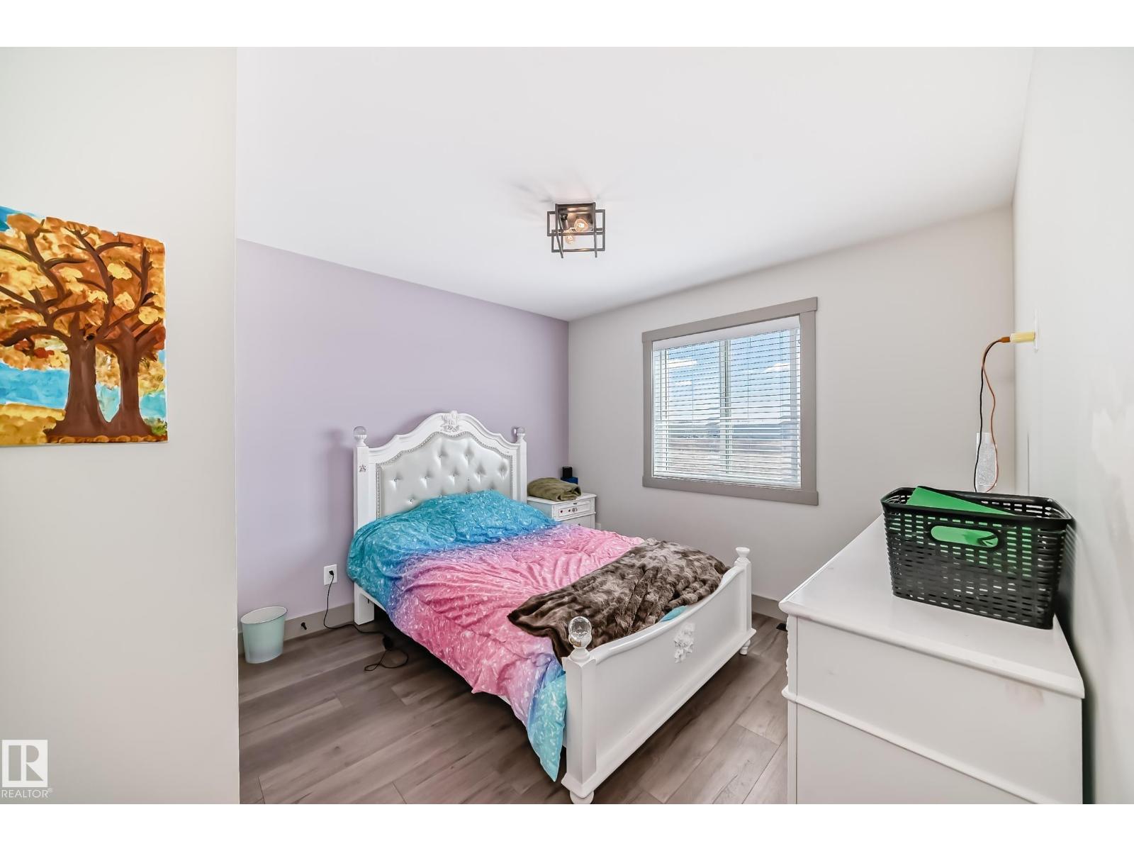 5263 47 Ave - 44