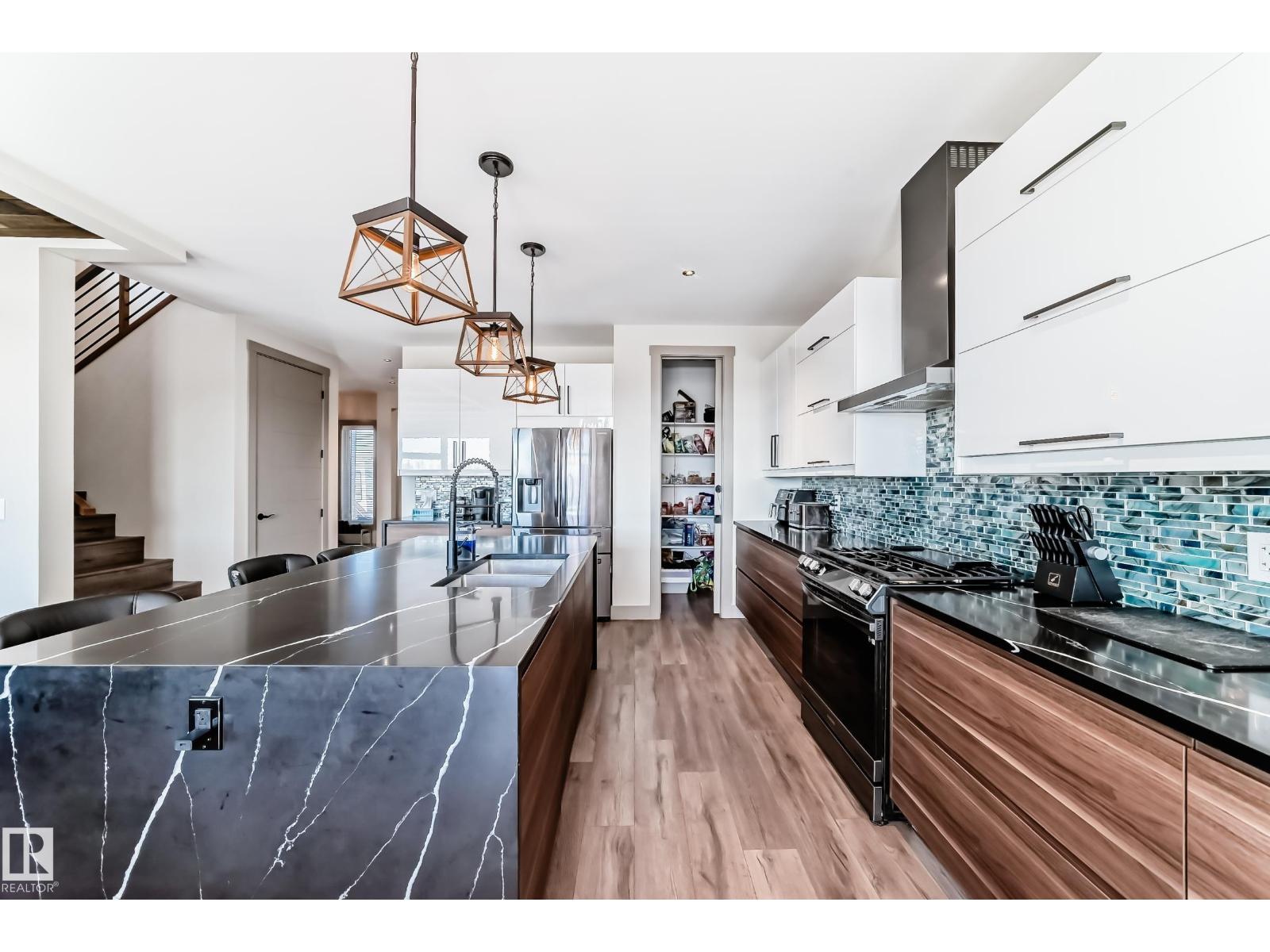 5263 47 Ave - 9