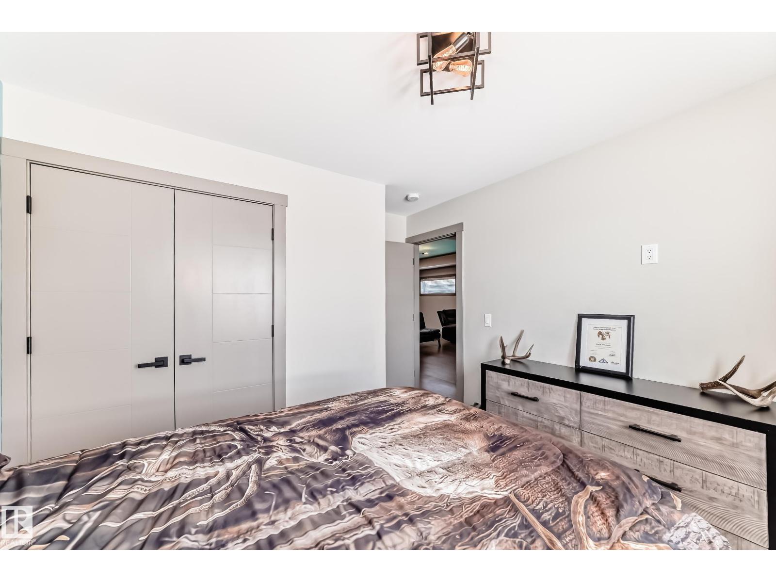 5263 47 Ave - 43