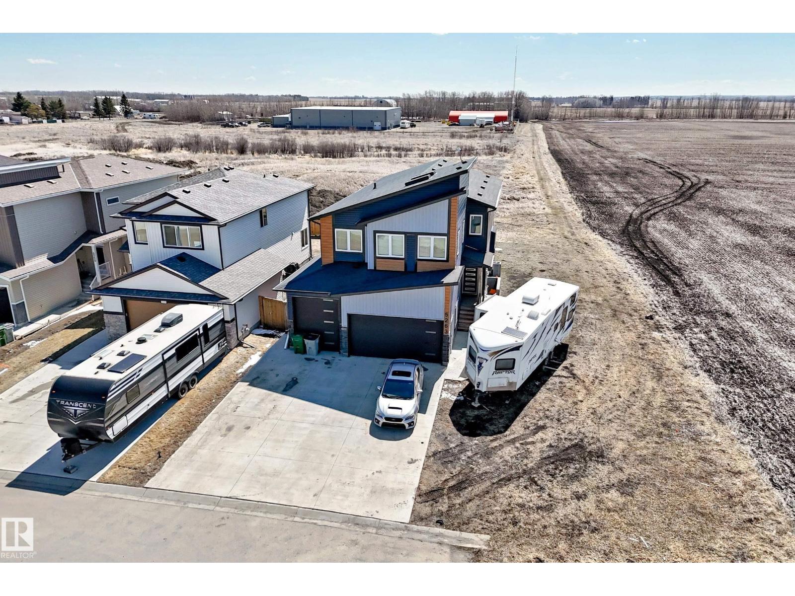5263 47 Ave - 1