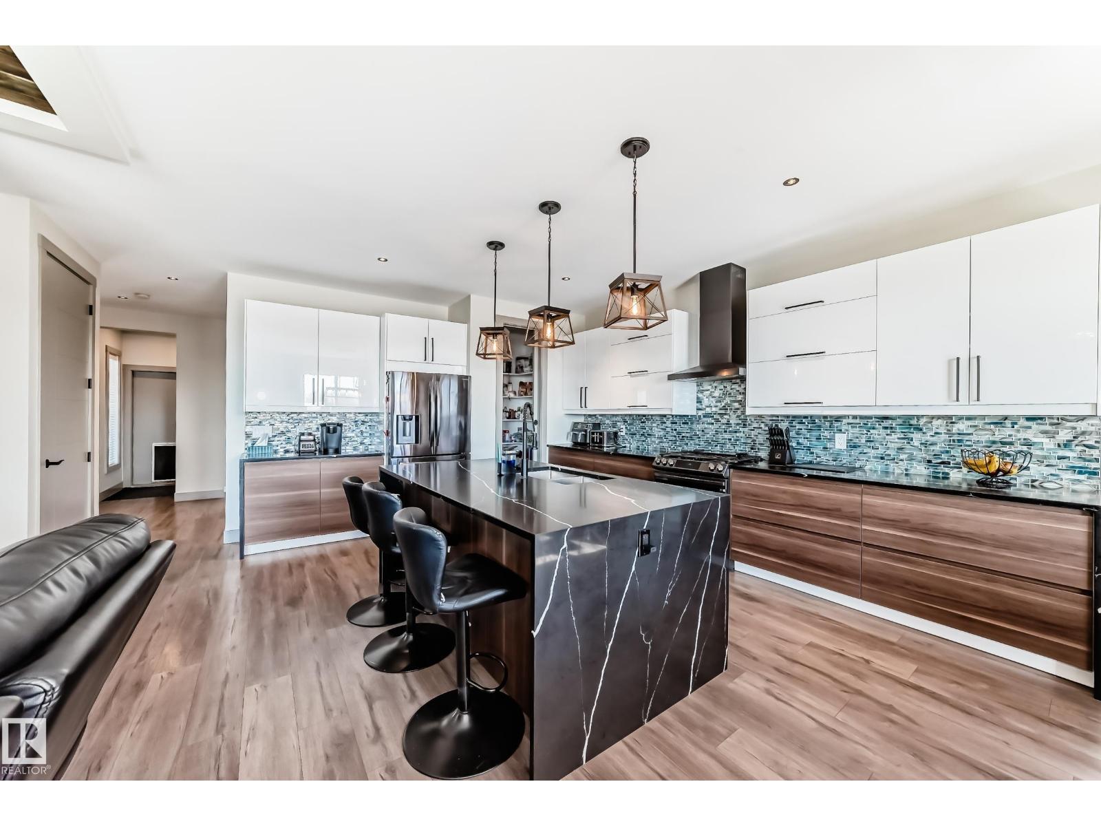 5263 47 Ave - 13