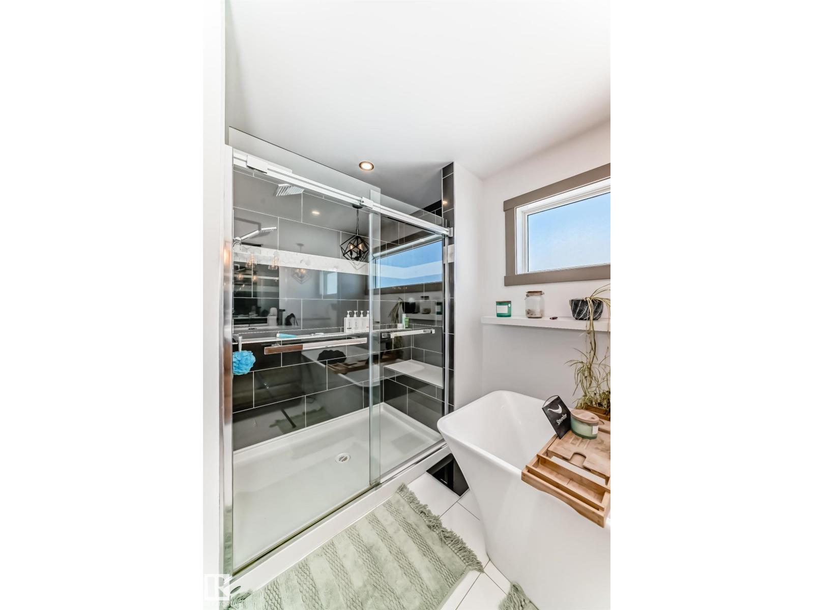 5263 47 Ave - 38