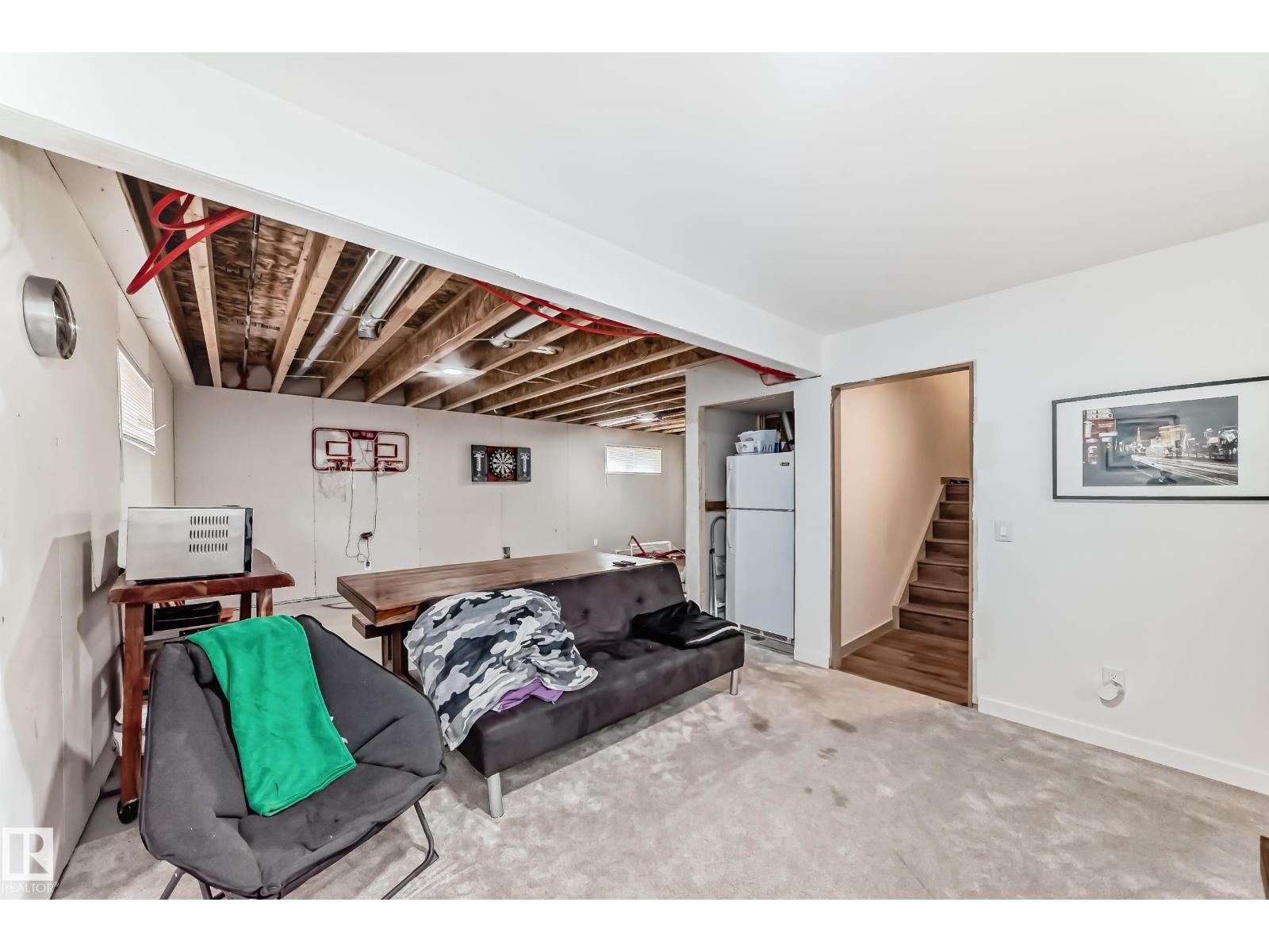 5263 47 Ave - 58
