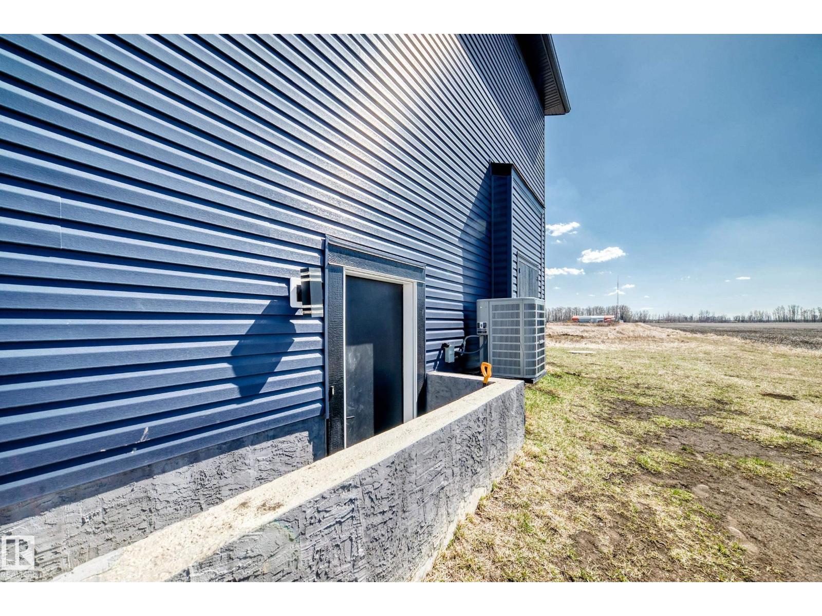 5263 47 Ave - 74