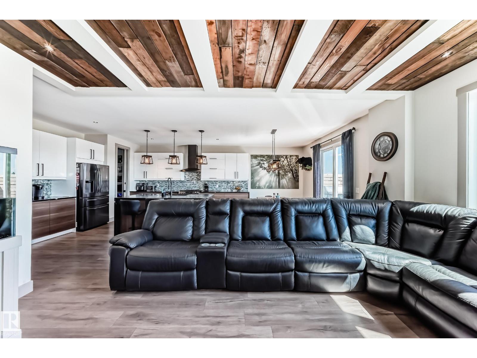 5263 47 Ave - 22