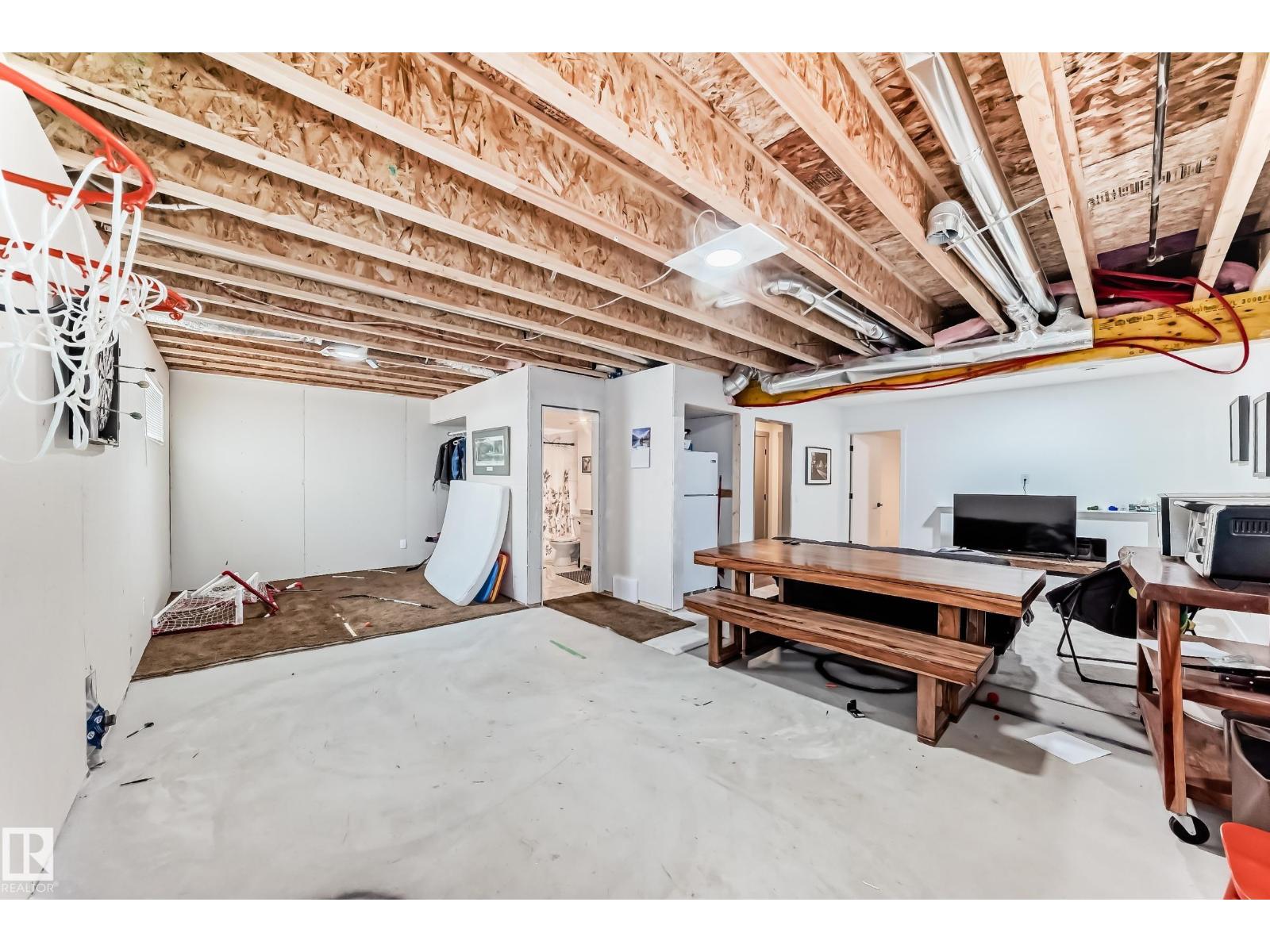 5263 47 Ave - 57