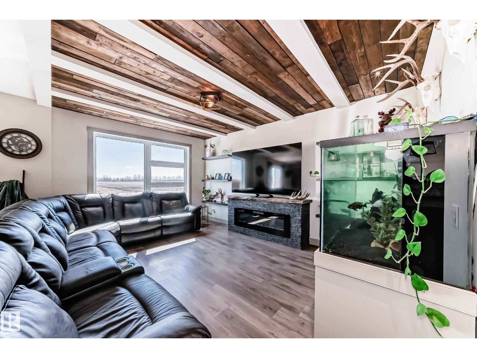 5263 47 Ave - 18