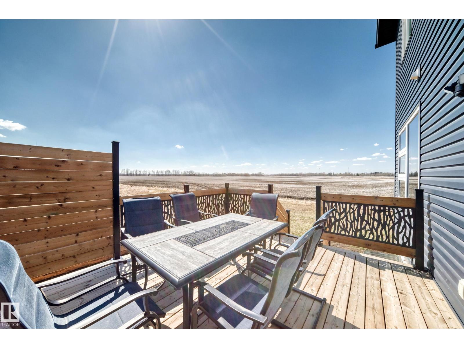 5263 47 Ave - 70