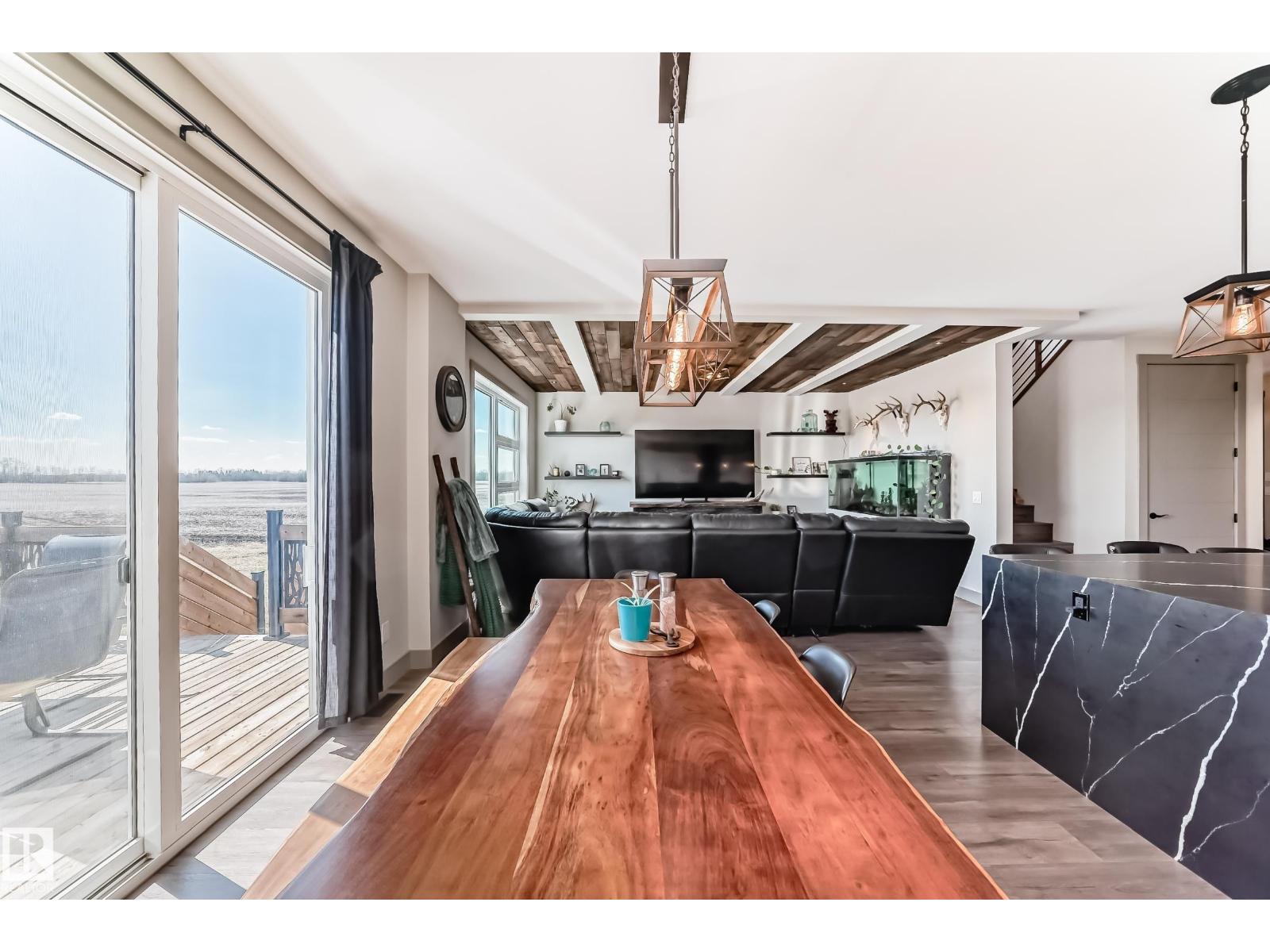 5263 47 Ave - 17