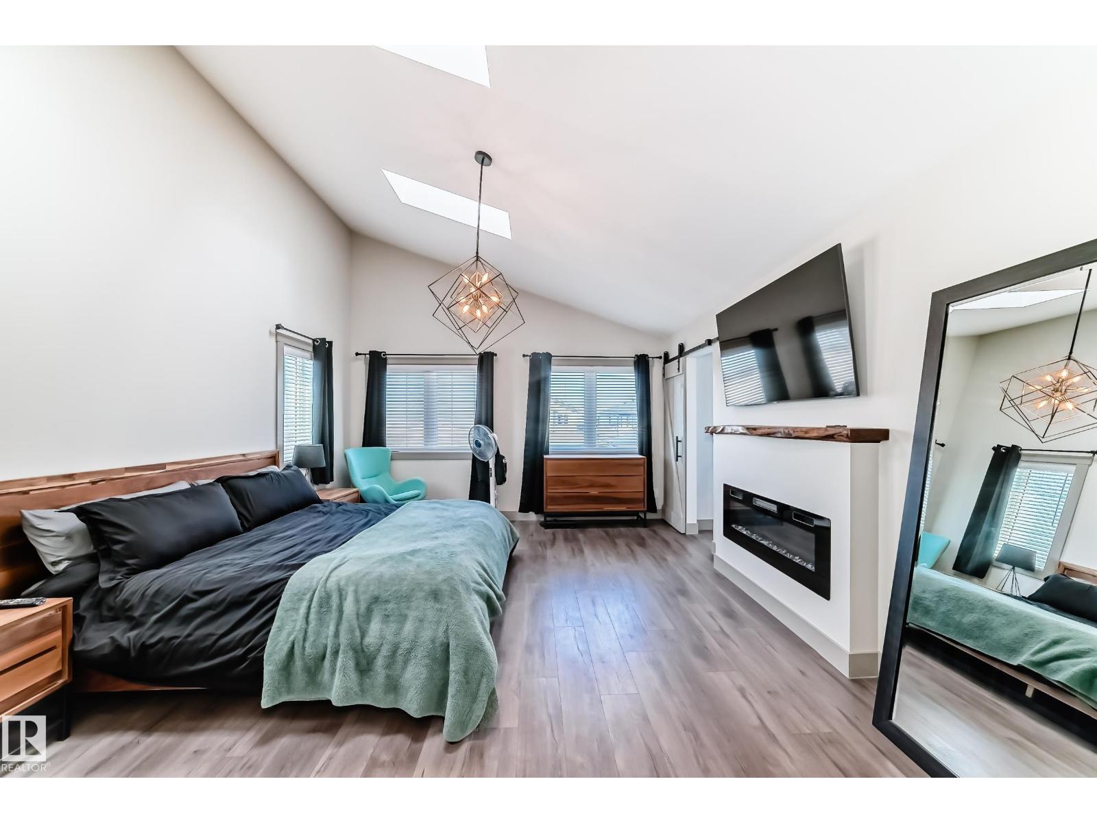 5263 47 Ave - 32