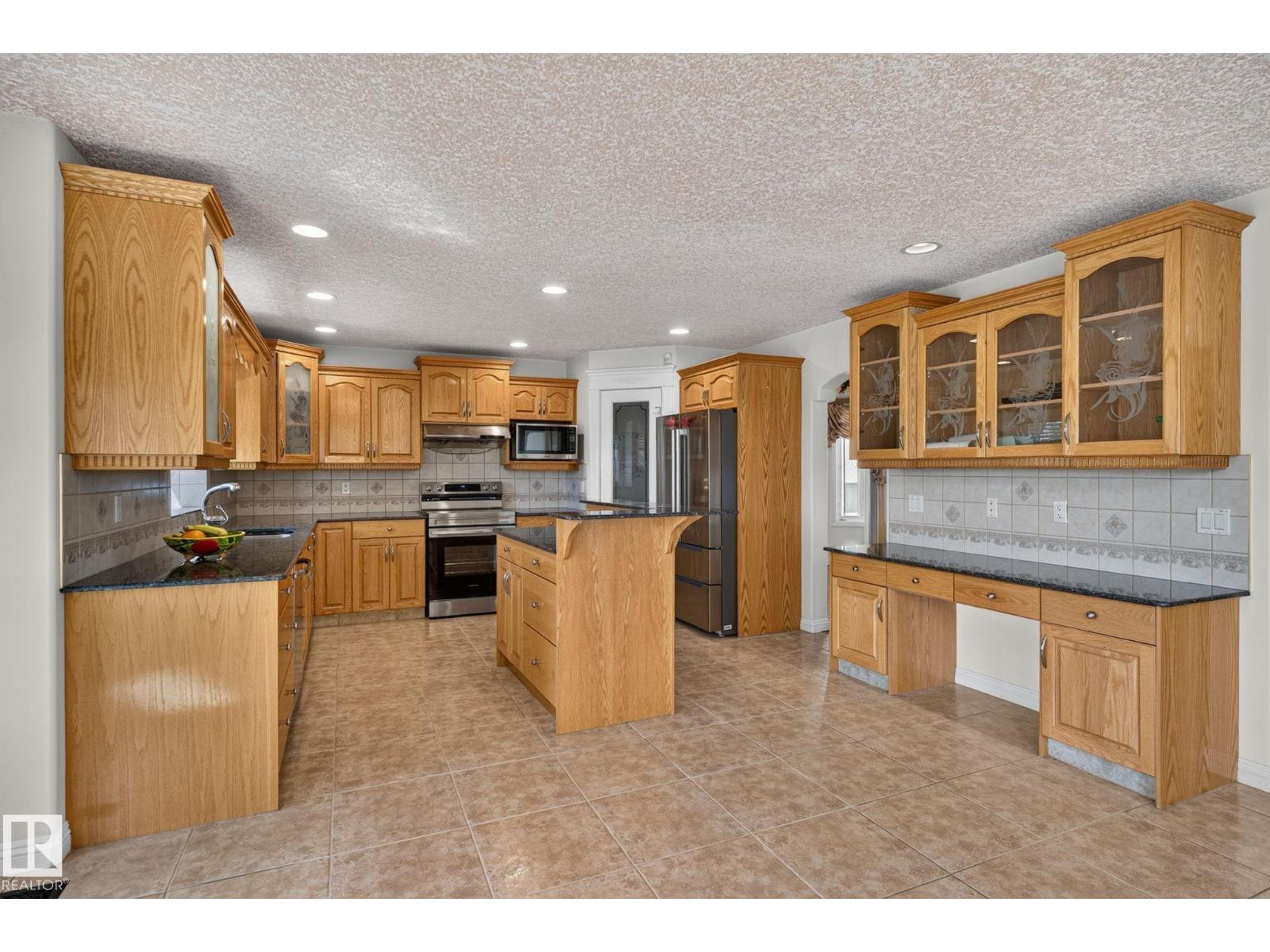8839 158 AV NW - 28