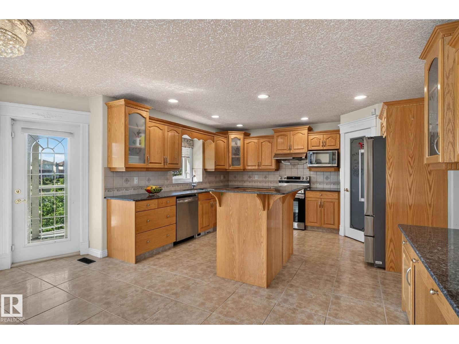 8839 158 AV NW — photo 29