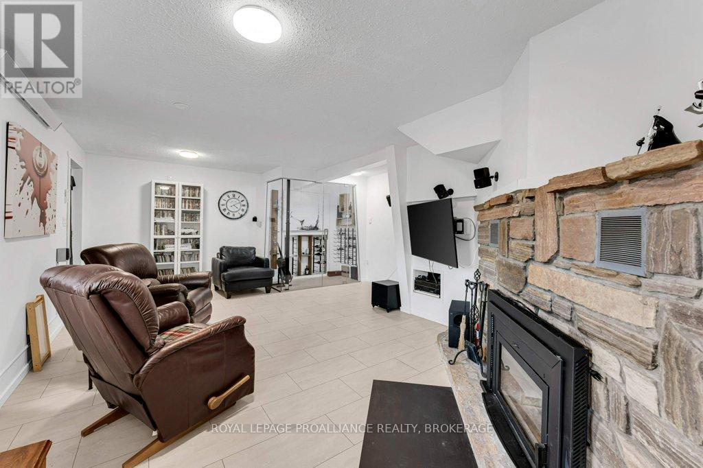 25 WILLOWBANK ROAD E - 32
