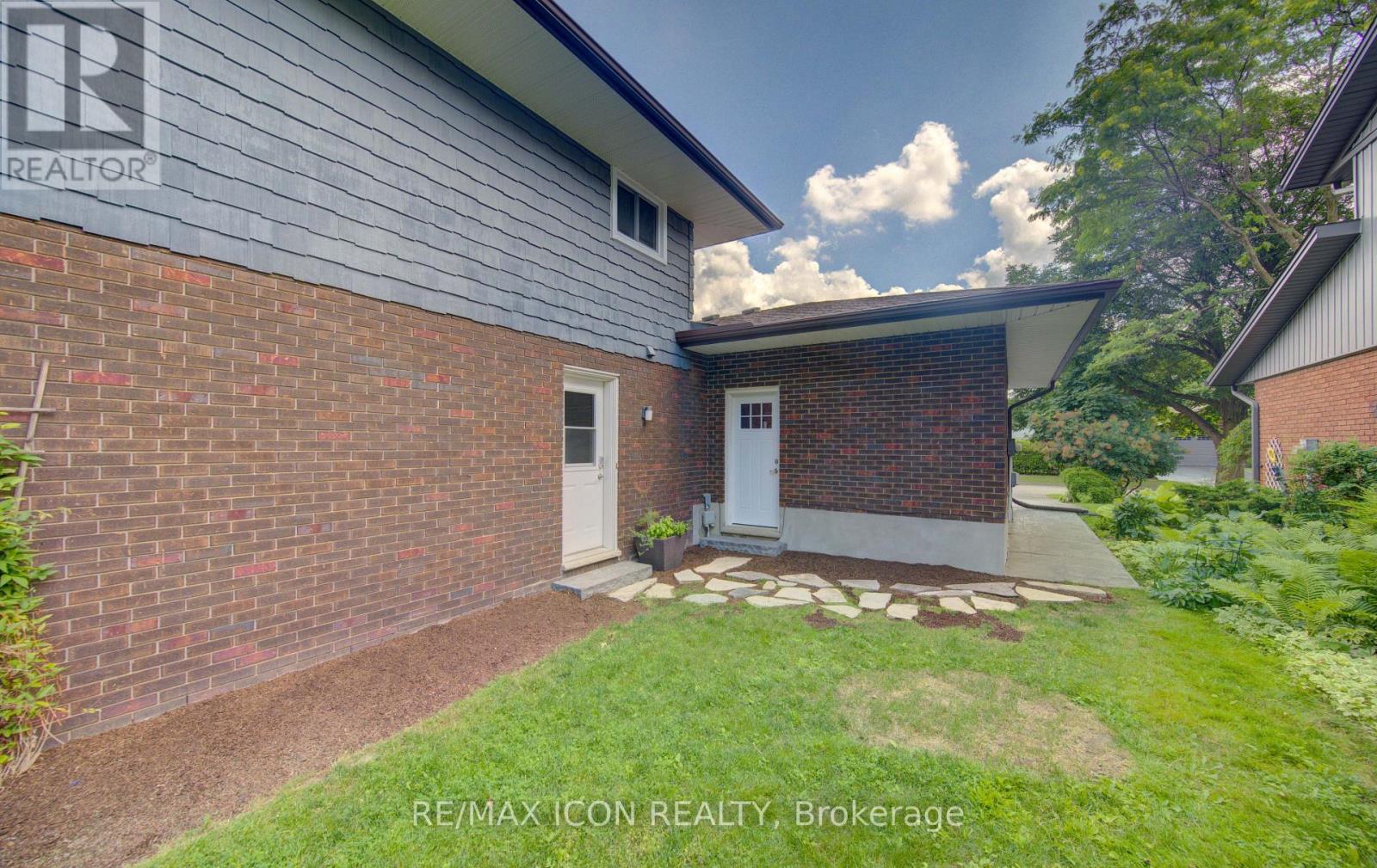 93 BRIARGATE DRIVE - 35