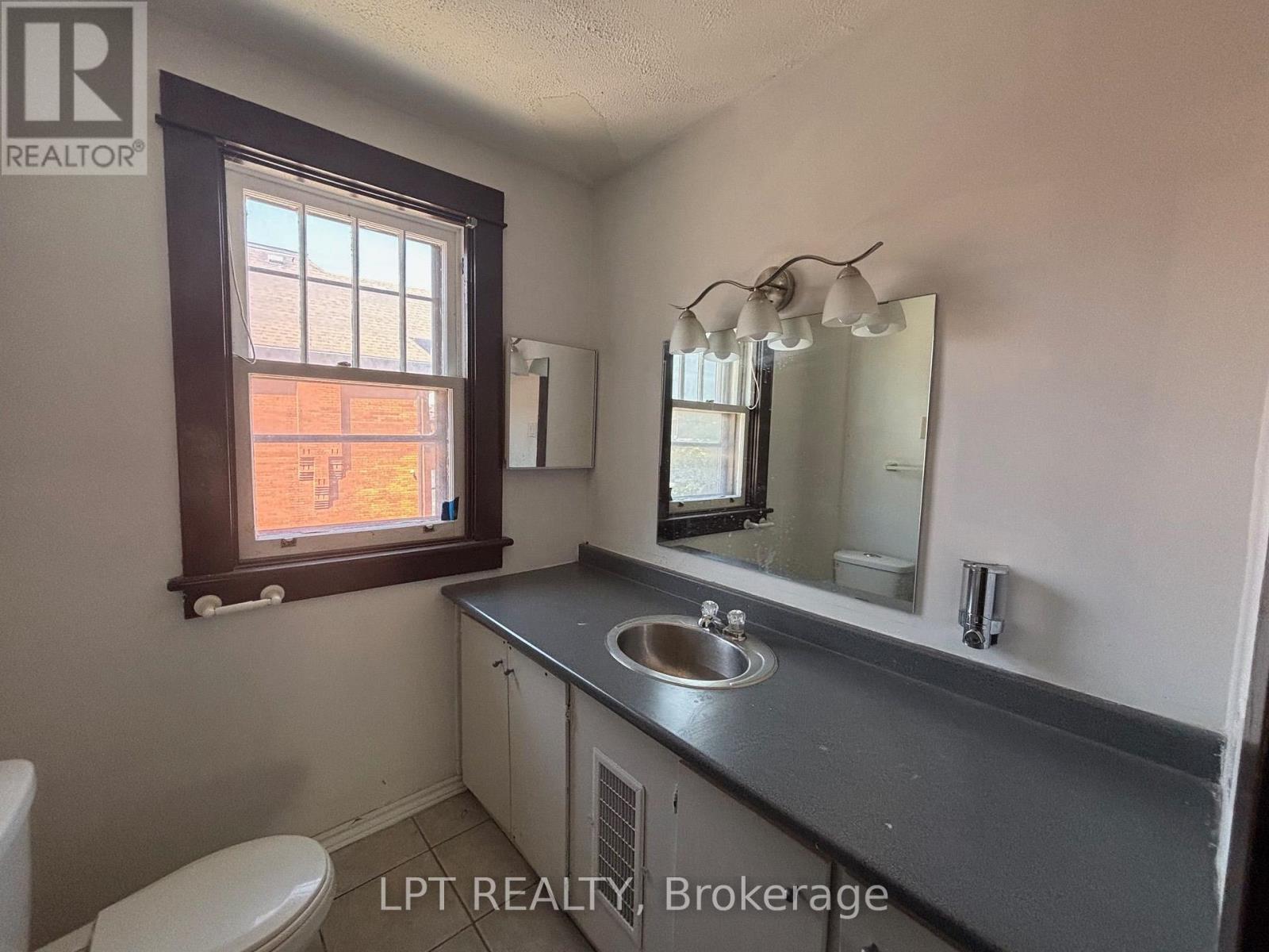 5 Bed, 2 Bath House for Rent in Ottawa – 322 WAVERLEY STREET, Ottawa – MLS# X13541228 - Image 11