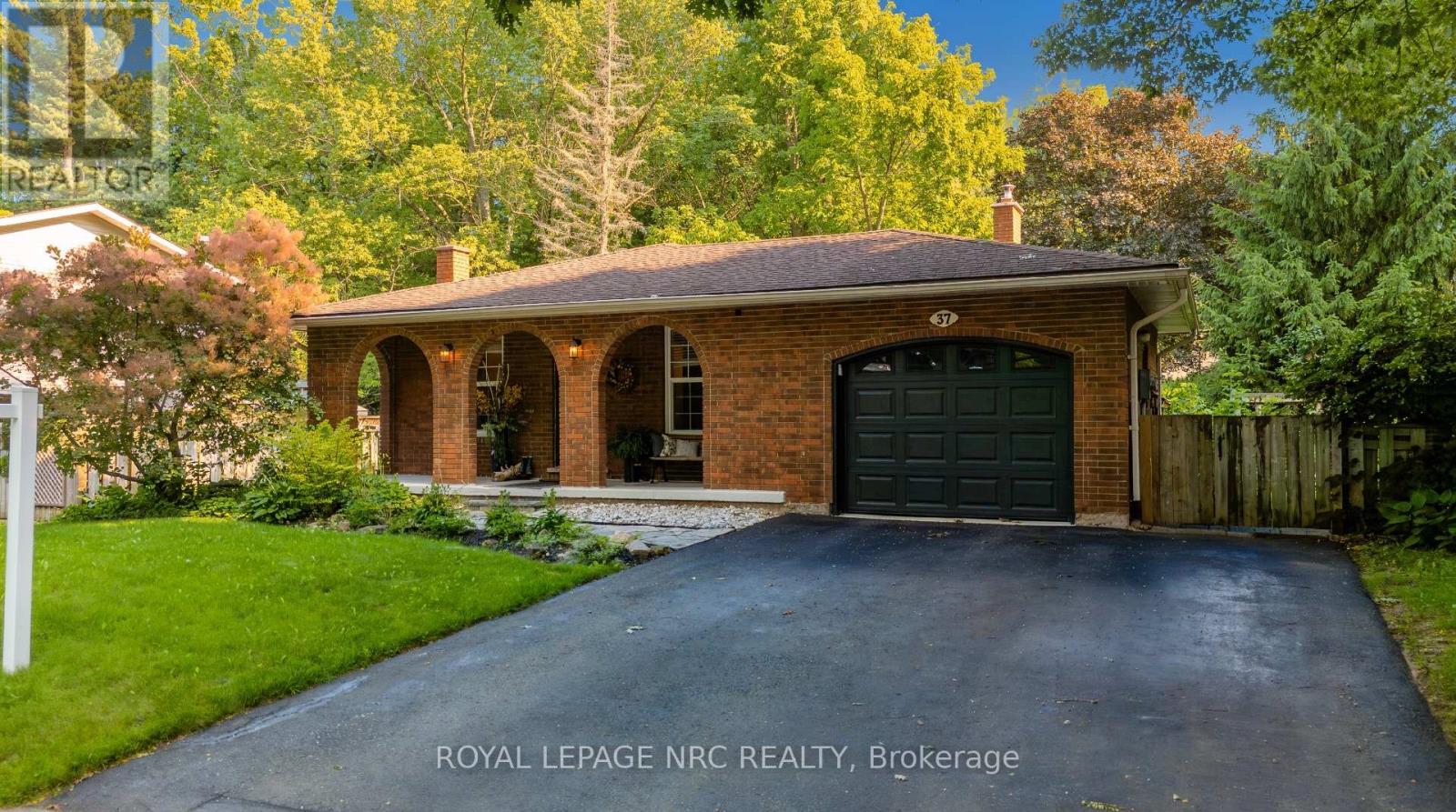 37 SPRUCESIDE CRESCENT - 1