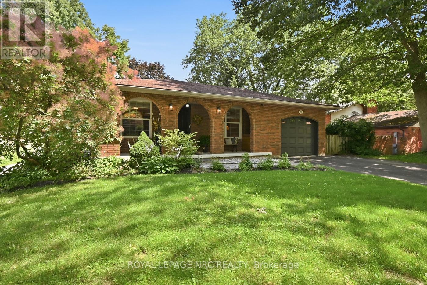 37 SPRUCESIDE CRESCENT - 2