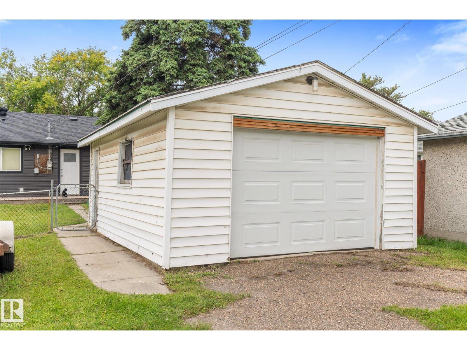 10945 164 Street NW - 34
