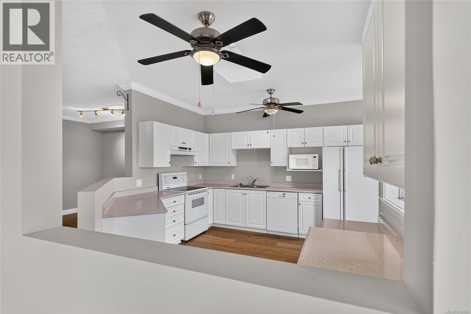 #410 220 Island Hwy W - 22