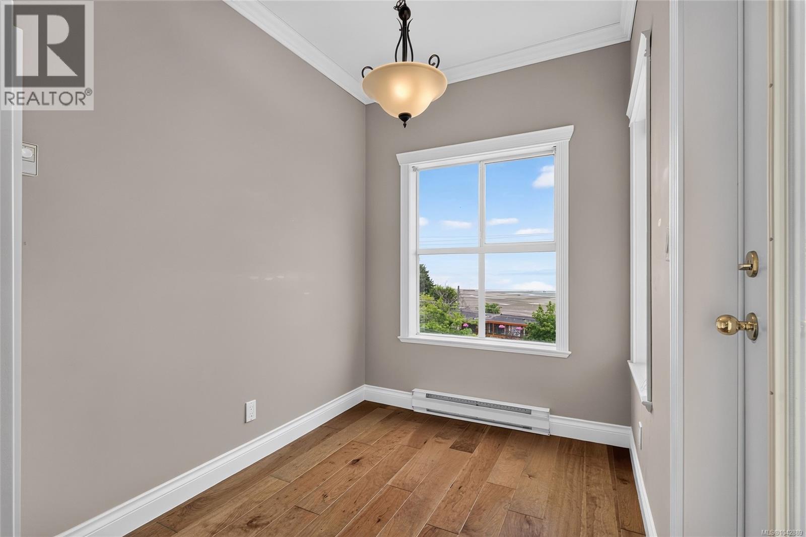 #410 220 Island Hwy W - 30