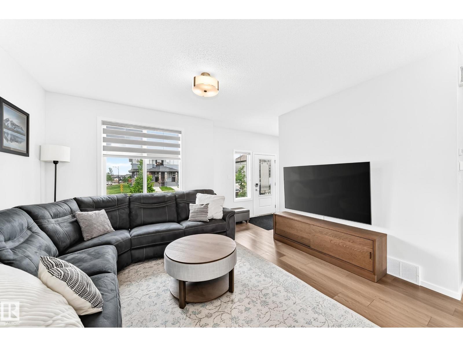 5233 22 AV SW - 13
