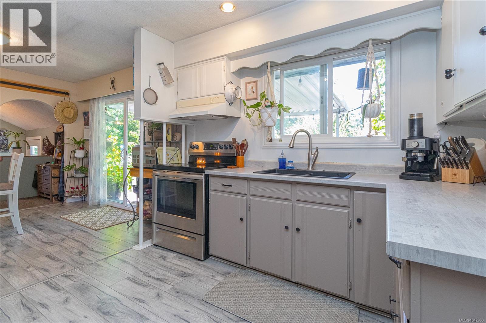940 Terlane Ave, Langford