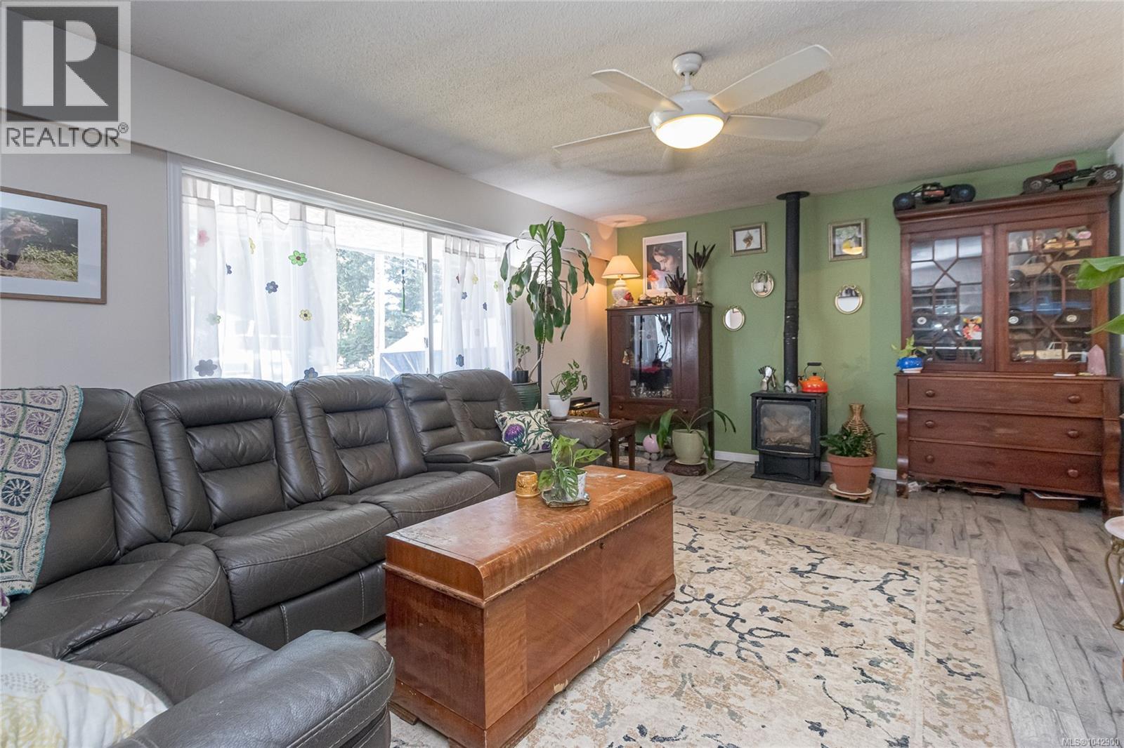 940 Terlane Ave, Langford
