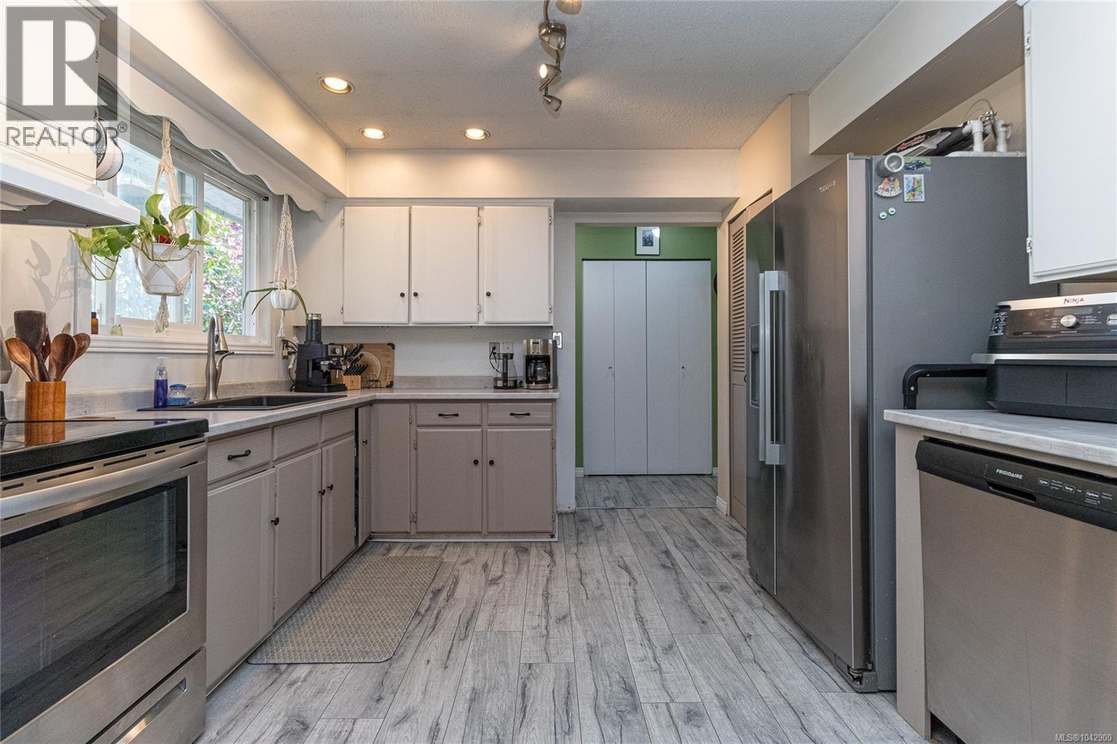 940 Terlane Ave, Langford