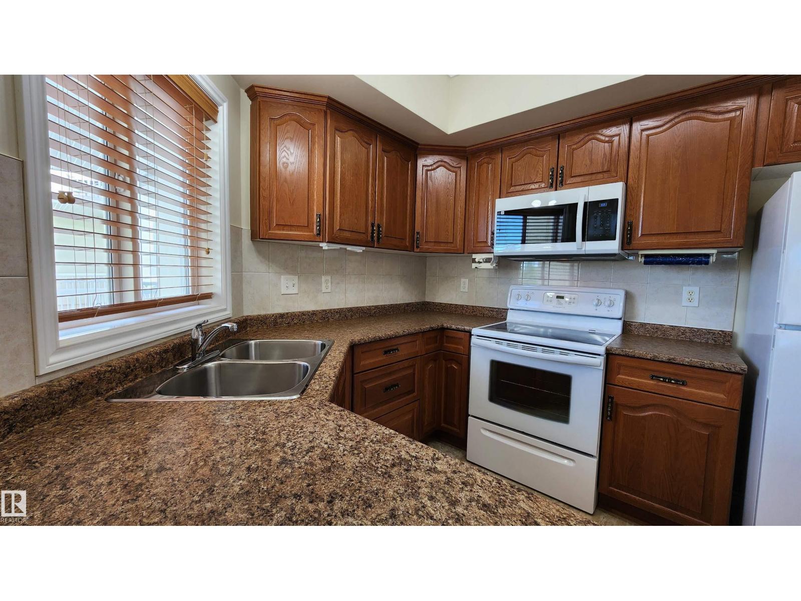 #314 8528 82 AV NW - 11