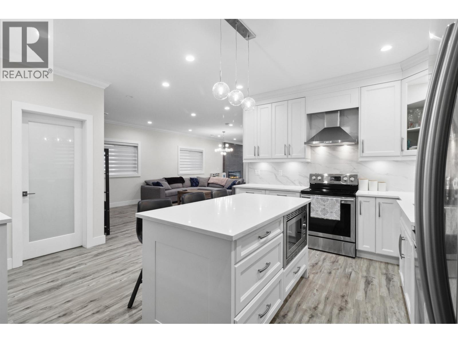 211 HAMPTON STREET, New Westminster