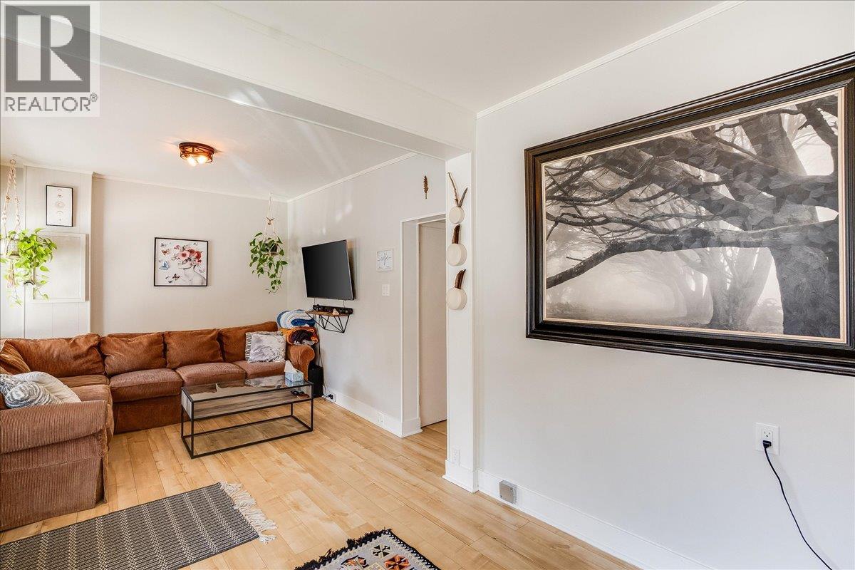 615 VICTORIA Street - 6